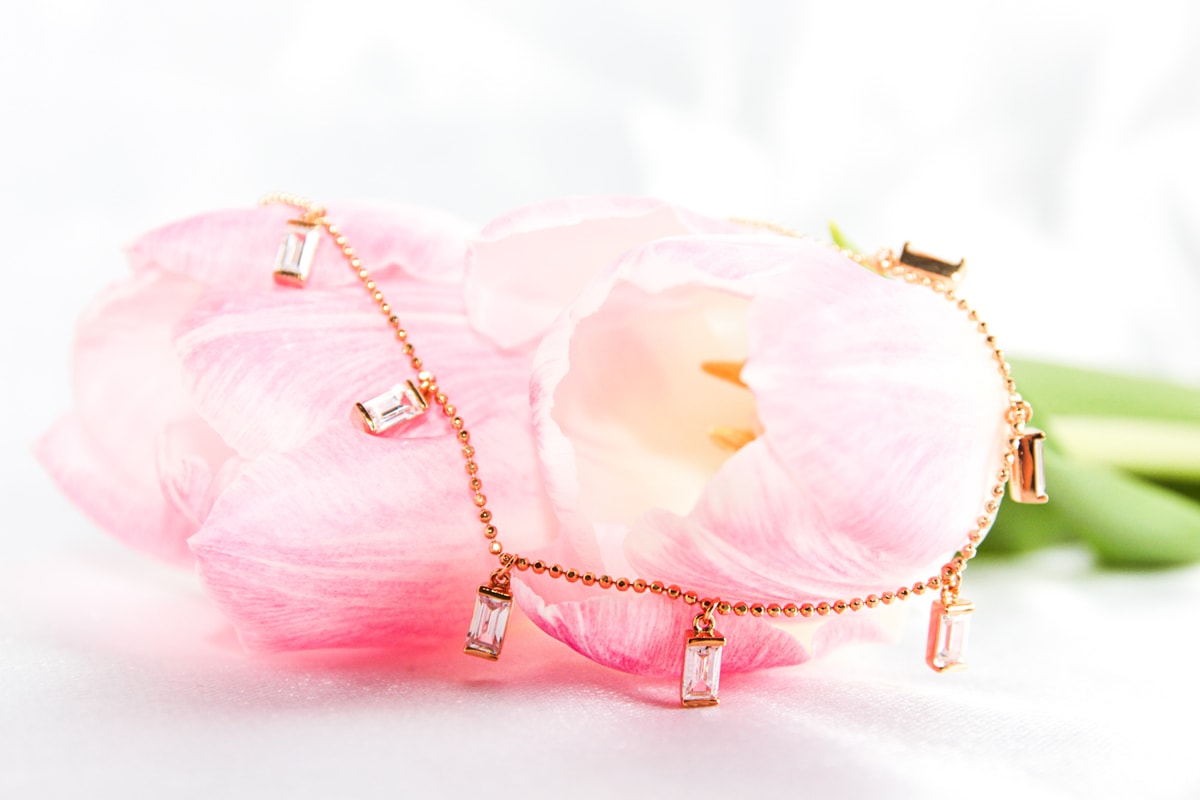 Goldene Halskette auf Tulpenblüten